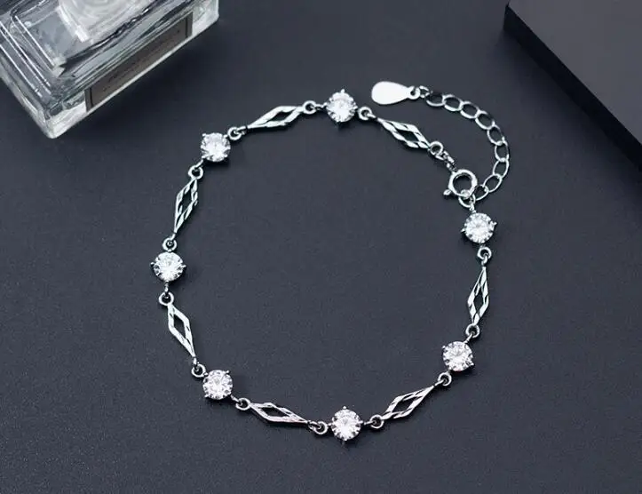 100% реальные. 925 стерлингового серебра Fine Jewelry 4 зубцами белый камень CZ и Engraved Open