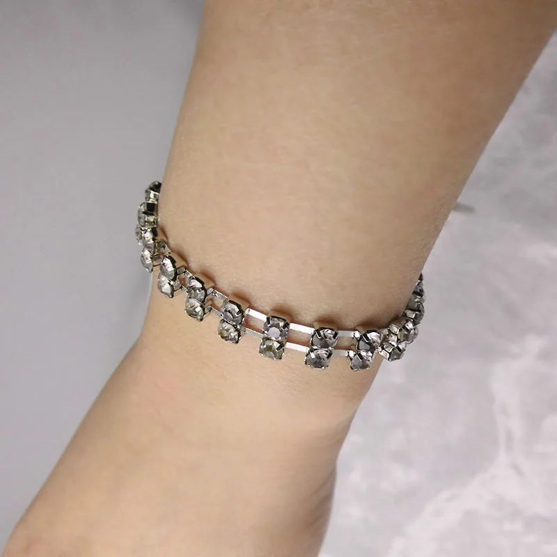 Элегантный роскошный браслет с серебряными стразами и кристаллами