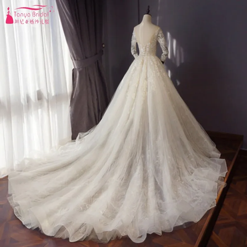 Кружевные свадебные платья с v образным вырезом длинным шлейфом А силуэта