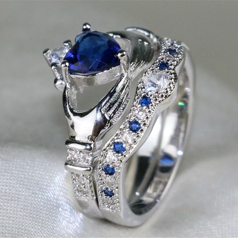 Роскошный комплект обручальных колец с инкрустированным синим фианитом в виде