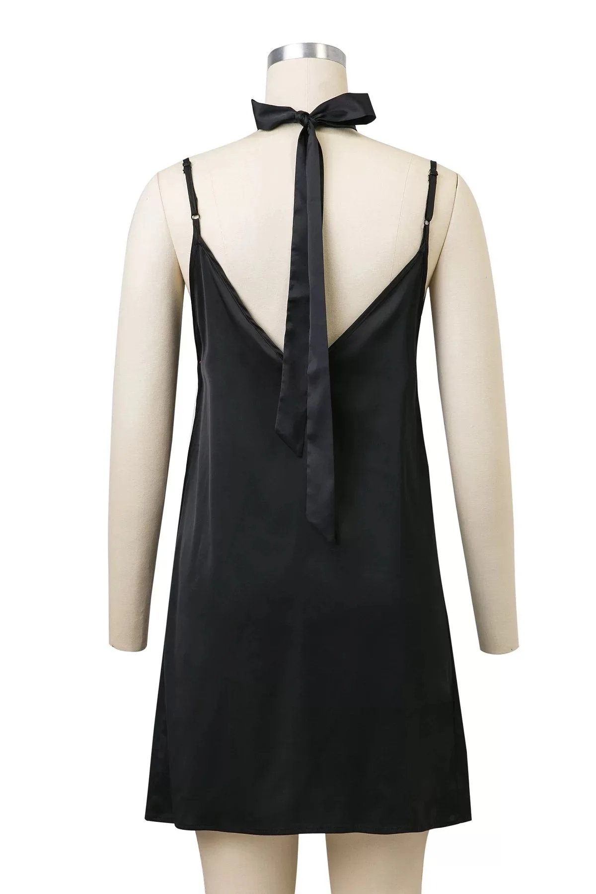 Атласное женское платье на бретельках с цветочной вышивкой сексуальное