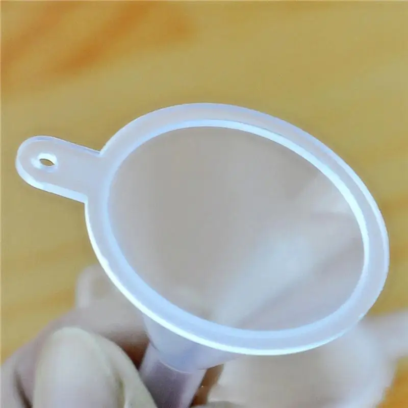 Небольшие прозрачные пластиковые воронки для косметических жидкостей Пустые