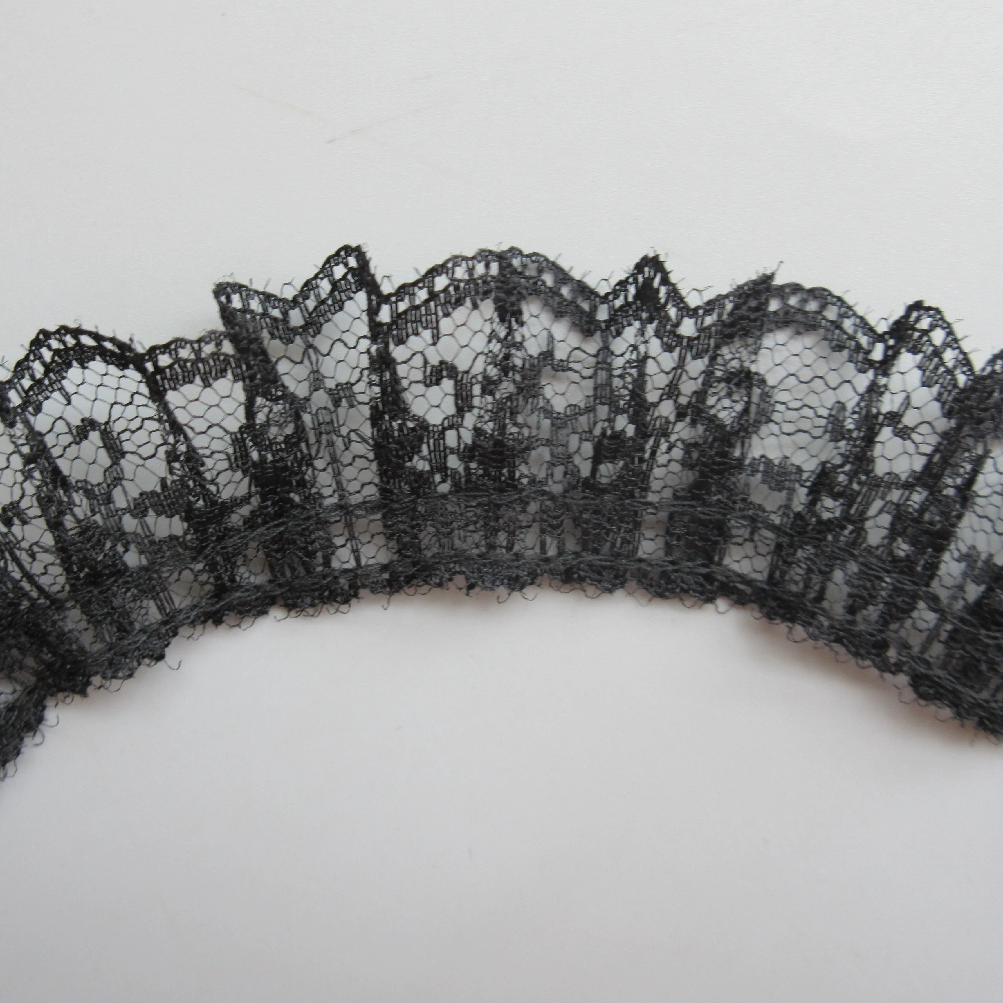 Черное Плиссированное свадебное платье из органзы с кружевной отделкой по краям