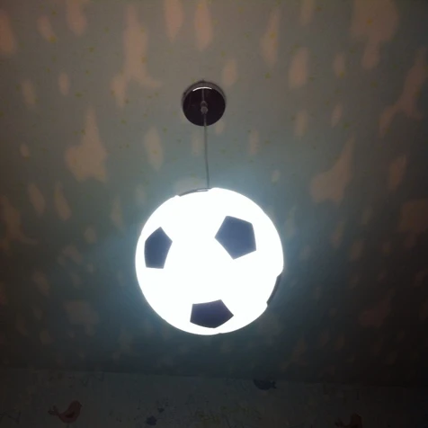 Современные стеклянные подвесные светодиодные светильники в помещении с