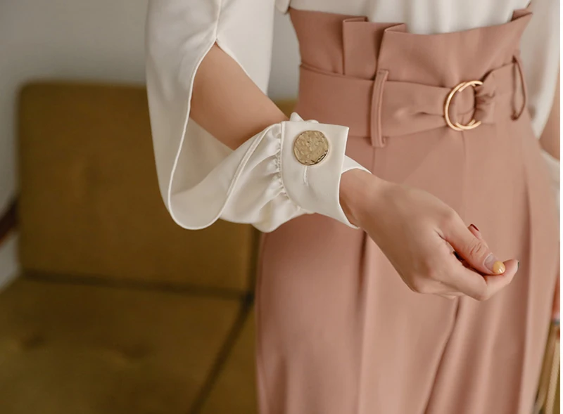 Элегантные Стиль Комплект из 2 предметов с круглым вырезом белая блузка и пояса