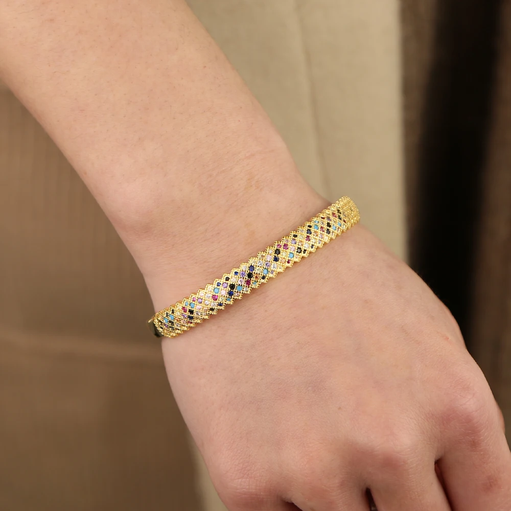 Открытый браслет в богемском стиле с золотым наполнителем и разноцветным