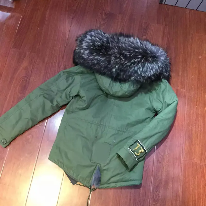 Модное серое зимнее пальто с искусственным мехом украшенное бисером капюшоном