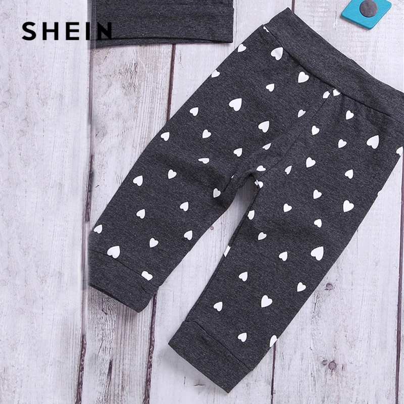 SHEIN Kiddie/серая трикотажная толстовка с оборками для маленьких девочек и штаны с узором в виде сердца комплект одежды для девочек, повседневный костюм с длинными рукавами для девочек