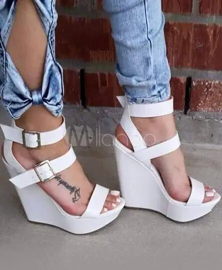 Пикантные босоножки на танкетке с открытым носком цвет белый красный коричневый