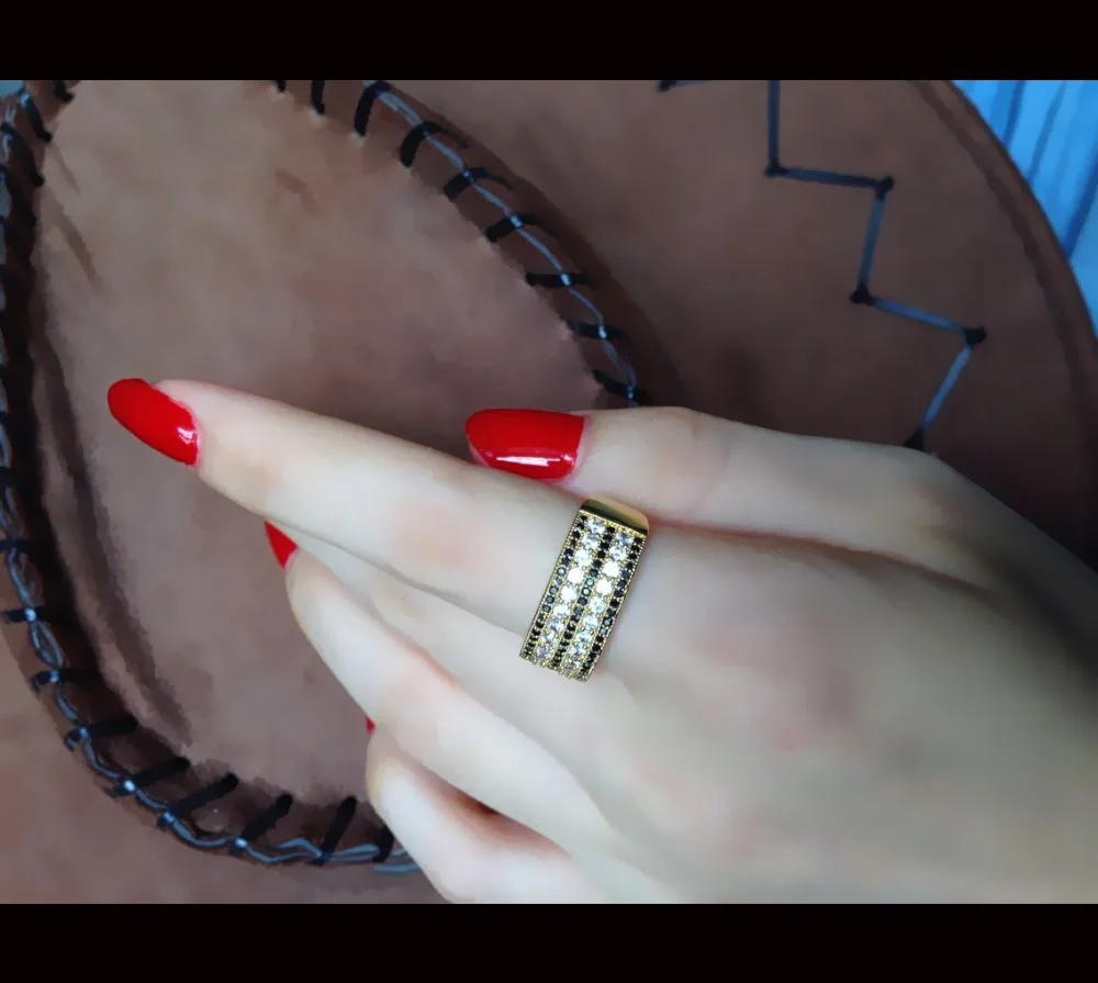 Позолоченное кольцо амфибола белого и черного цвета с фианитом AAA этот продукт