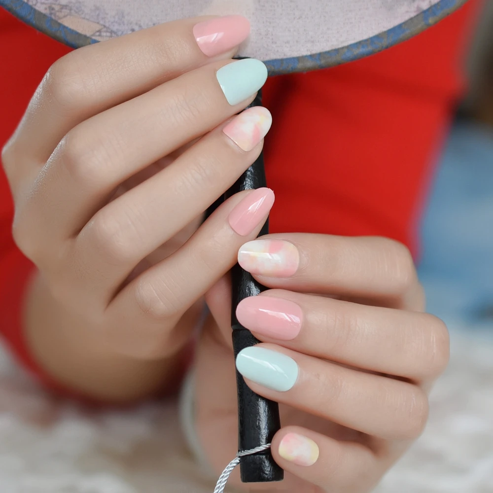 Розовые мраморные накладные ногти с эффектом потертости круглый носок полное