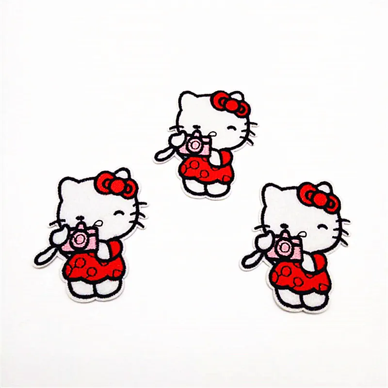 Комплект детской одежды из 3-х предметов с изображением рисунок Hello Kitty держит