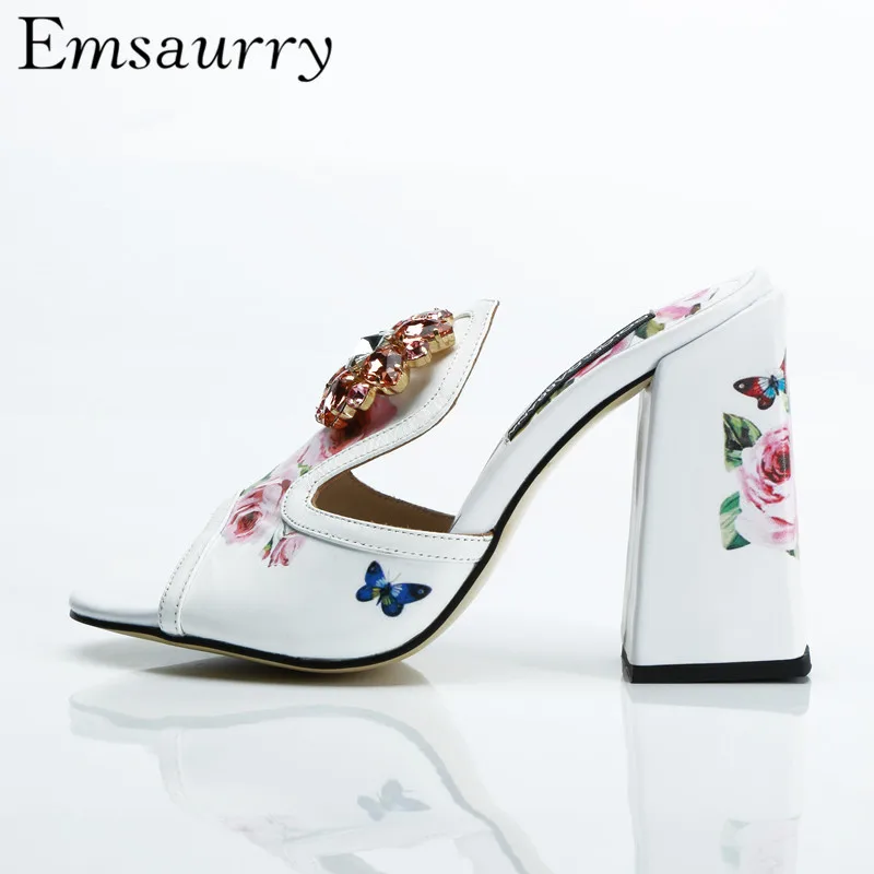 Новинка года; сезон весна; шлепанцы с цветочным принтом; женская обувь на массивном каблуке с открытым носком; слипоны со стразами; женская обувь для вечеринок со стразами