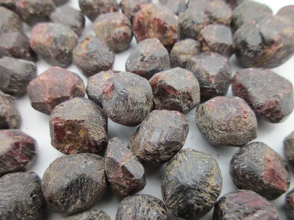 Натуральный Красный Гранат кварцевый кристалл опутанный камень энергетический