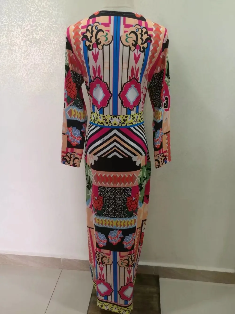 Женское модельное дизайнерское платье длинное шелковое из джерси с