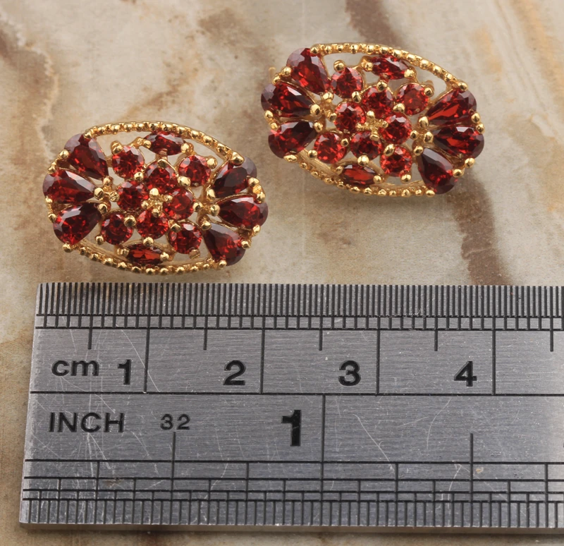 Женские серьги-гвоздики с красной текстурой | Украшения и аксессуары