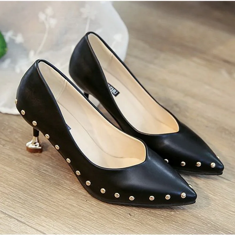 Escarpins femme 2018 Осенняя мода Новые однотонные с заклепками пикантные туфли на тонком