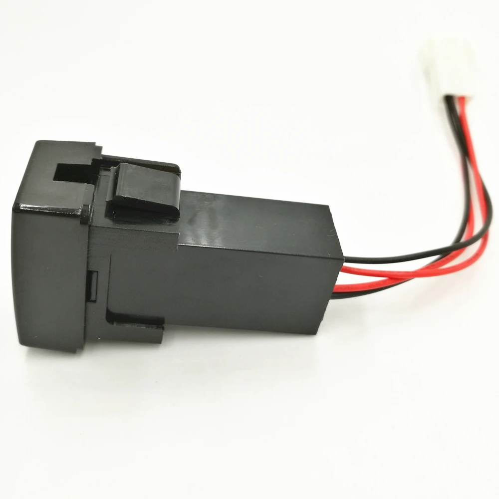 Автомобильное зарядное устройство с USB интерфейсом 5 В 2 1 А и измеритель