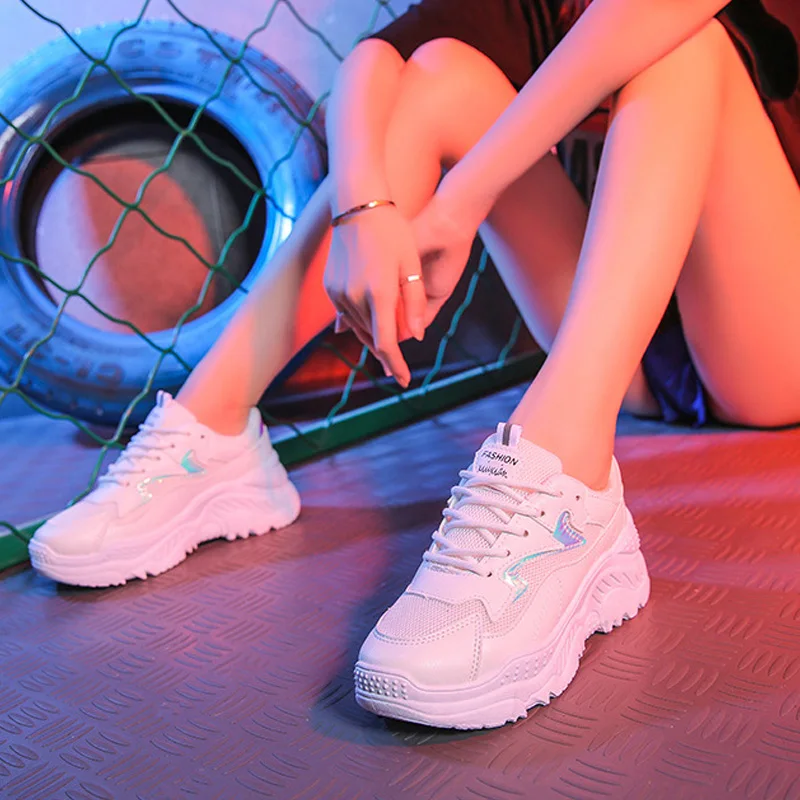 Женские кроссовки модные белые на платформе в стиле ретро с дышащей сеткой |