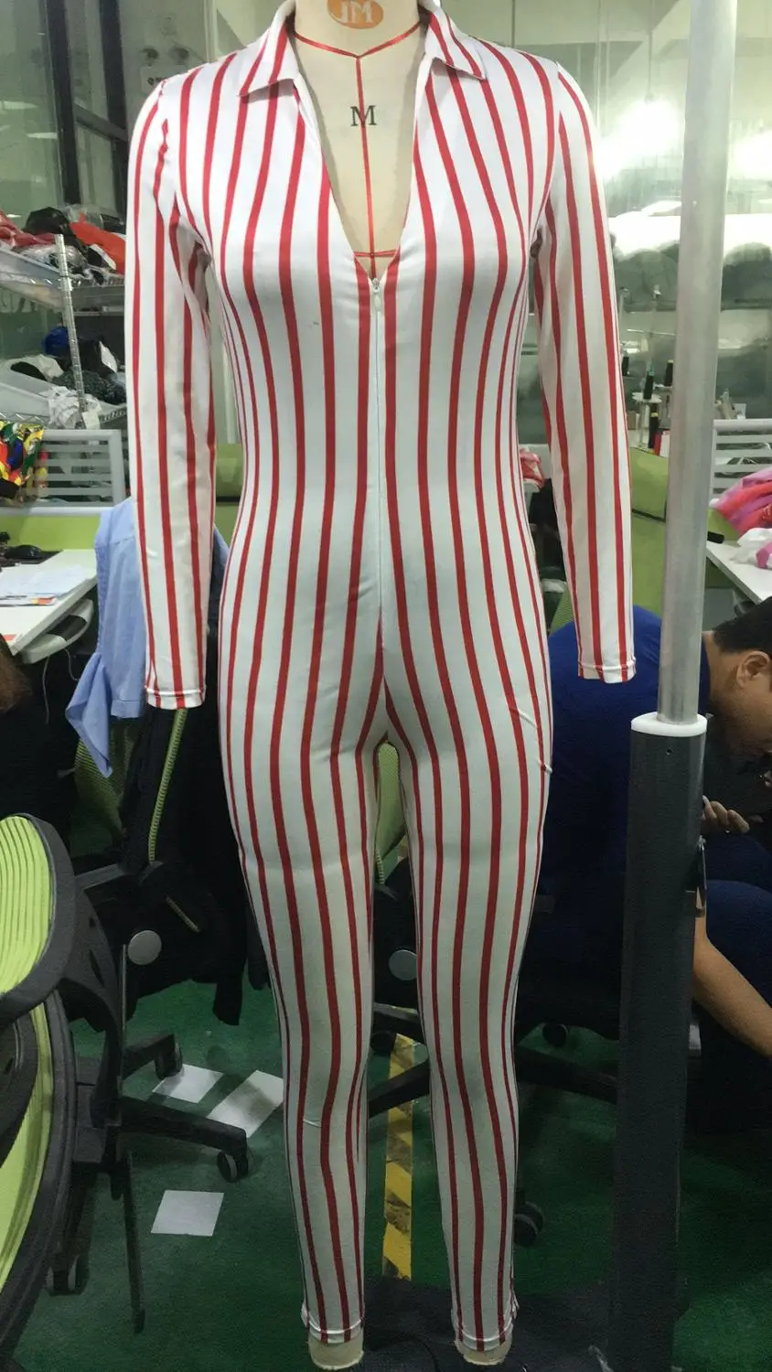 Спортивные комбинезоны в полоску с глубоким V-образным вырезом и молнией |