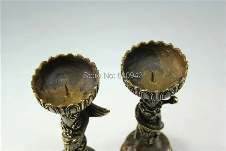 Пара старых медных подсвечников с драконом Фениксом подразумеваемым значением |