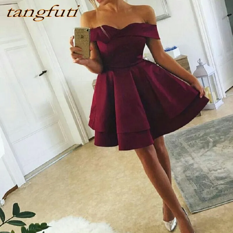 Темно-красное короткое коктейльное платье трапециевидной формы с открытыми