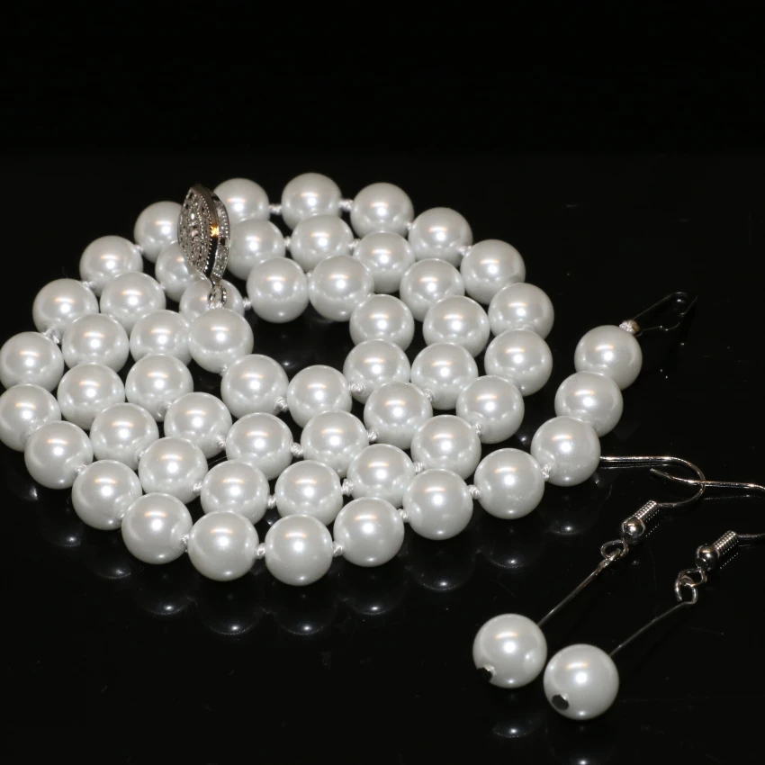 Женский ювелирный комплект из колье и серёг с белыми искусственными жемчужинами