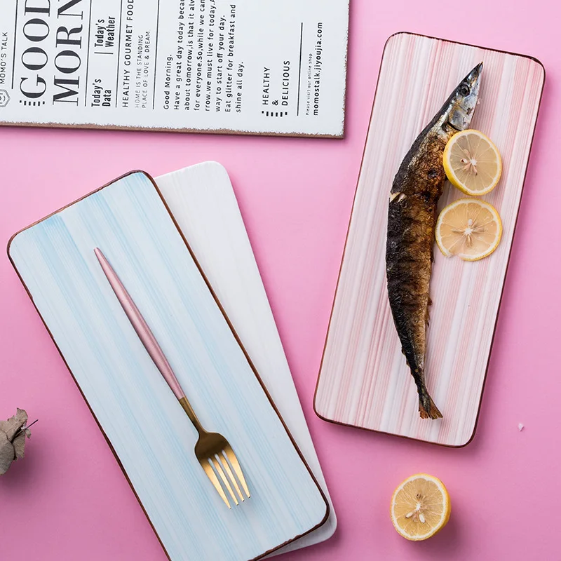 Короткая прямоугольная керамическая тарелка синяя розовая полоска фарфоровая