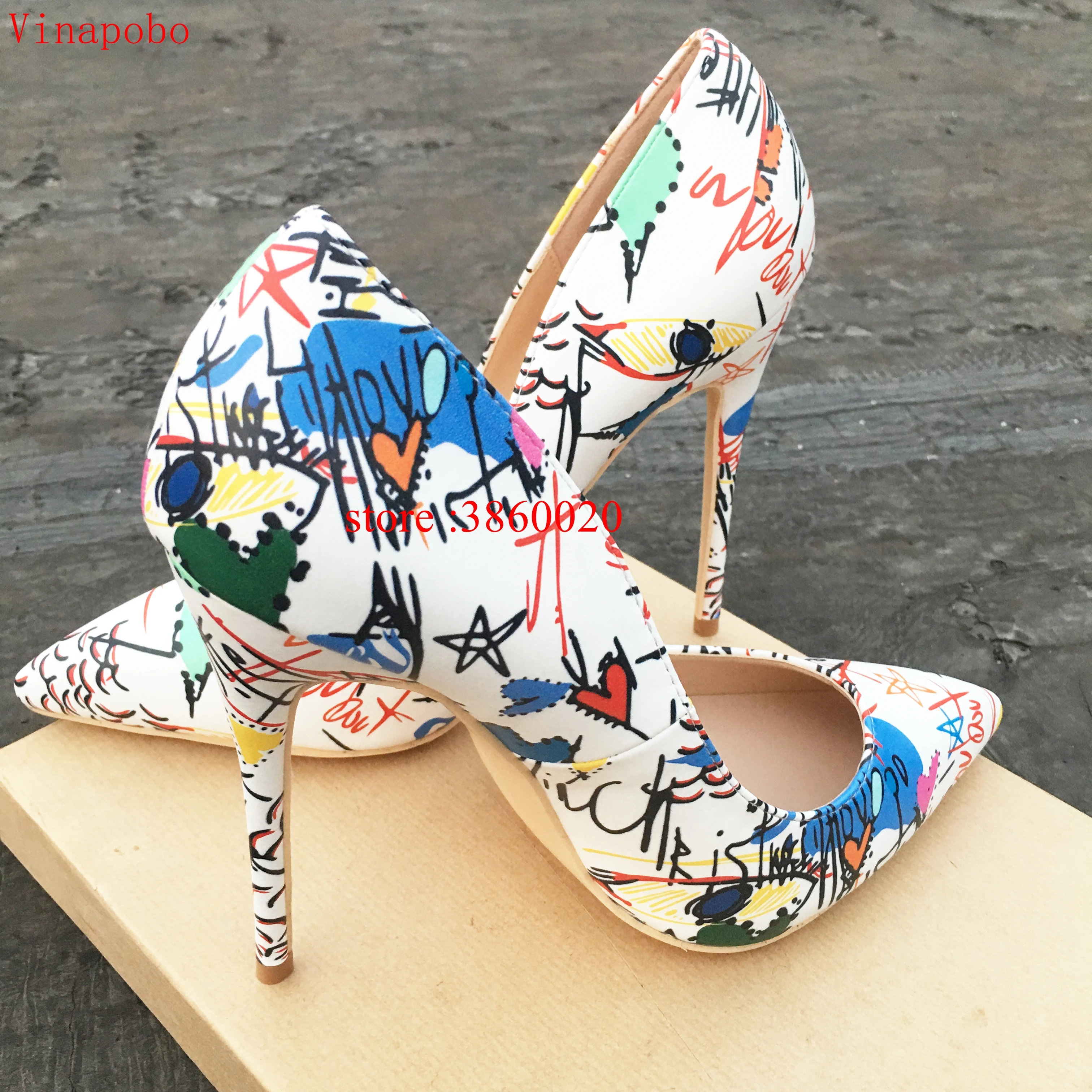 Женские модельные туфли с принтом граффити белые из матовой кожи на высоком