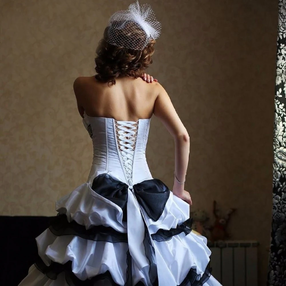 

Vestidos de Noiva 2020 Gothic Wedding Dress Black and White Satin Ruffles Tiered Ball Gown Off the Shoulder Bandage Bridal Gown