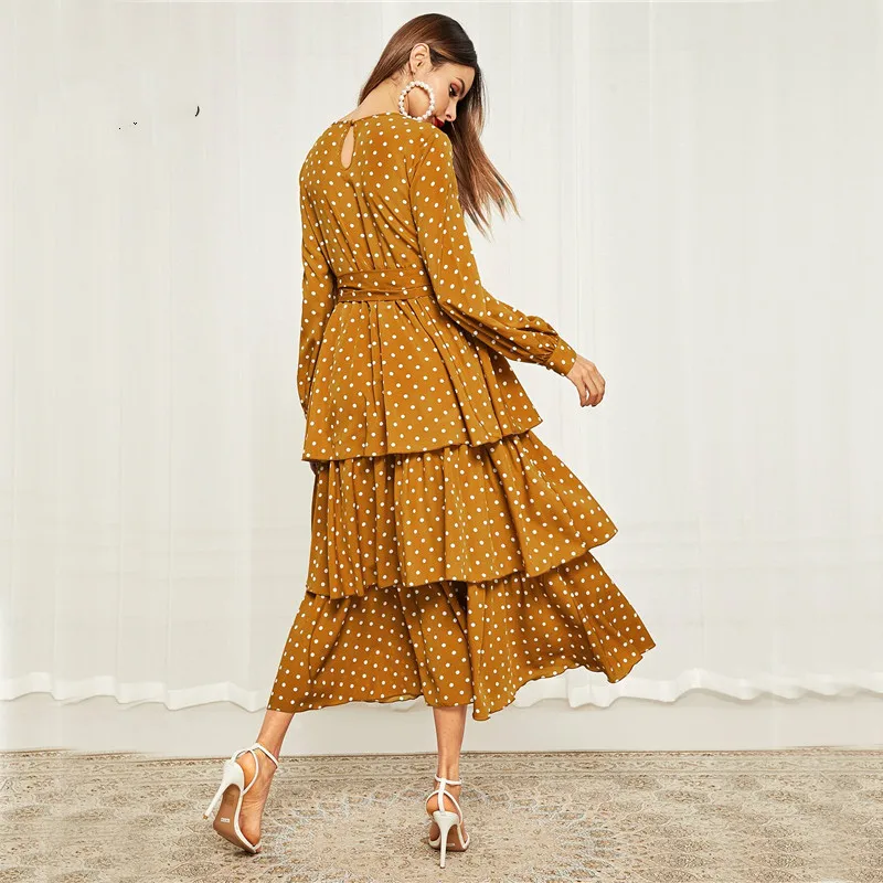 Платье CUERLY в горошек с поясом, с многослойным подолом, рукавами бишоп и крой на фигуру, макси.