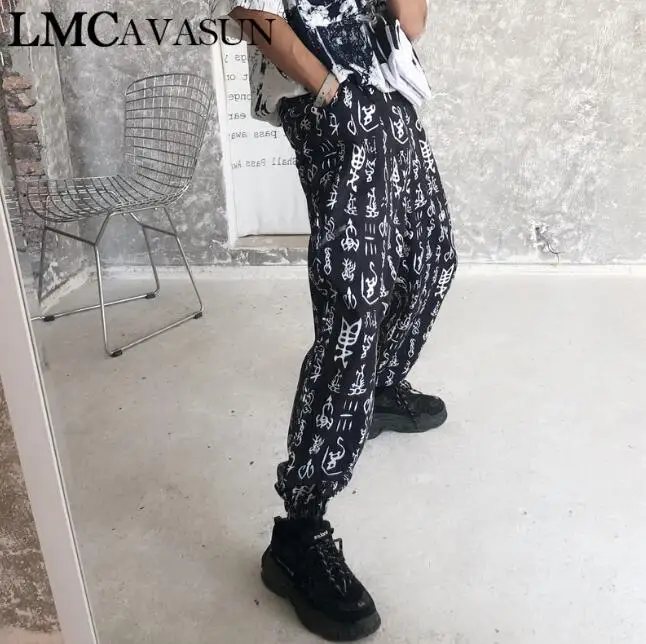 LMCAVASUN брюки Харадзюку для женщин эластичный пояс мода Древние китайские персонажи печатные свободные до середины икры брюки черный белый фиолетовый - Цвет: Черный