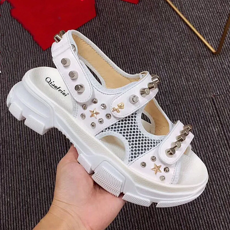 Обувь с заклепками; женские босоножки на платформе; zapatos de mujer; брендовая пляжная обувь с металлическими украшениями; chaussures femme; массивные сандалии; mujer