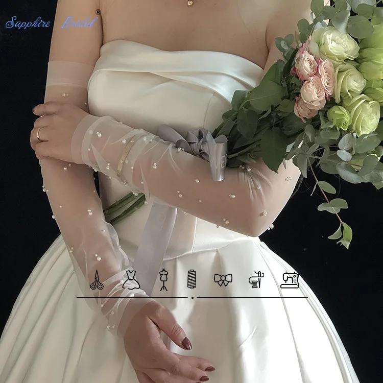 Перчатки из тюля для невесты с сапфировым оттенком, с технологией Touchscreen на половину пальцев и декором из жемчуга и кружева.