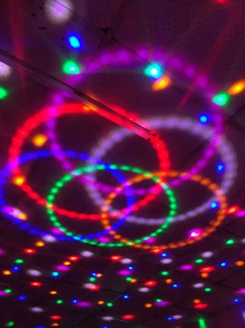 18 Вт Светодиодный свет сценического управления звуком 6 цветов 110-220 В волшебная