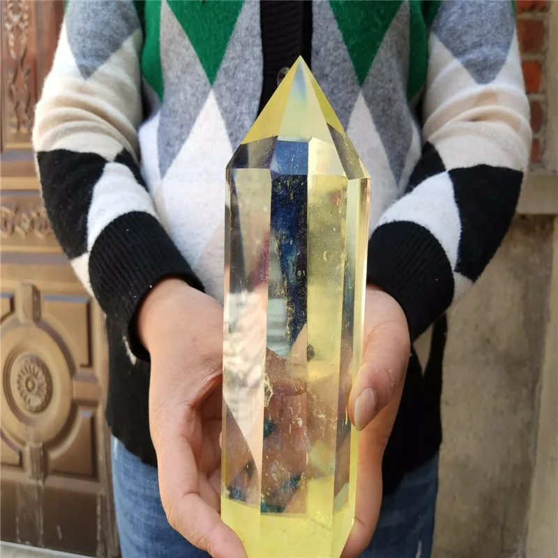 Огромный желтый обелиск пахнет как пирамида кристаллов кварца заканчивающаяся