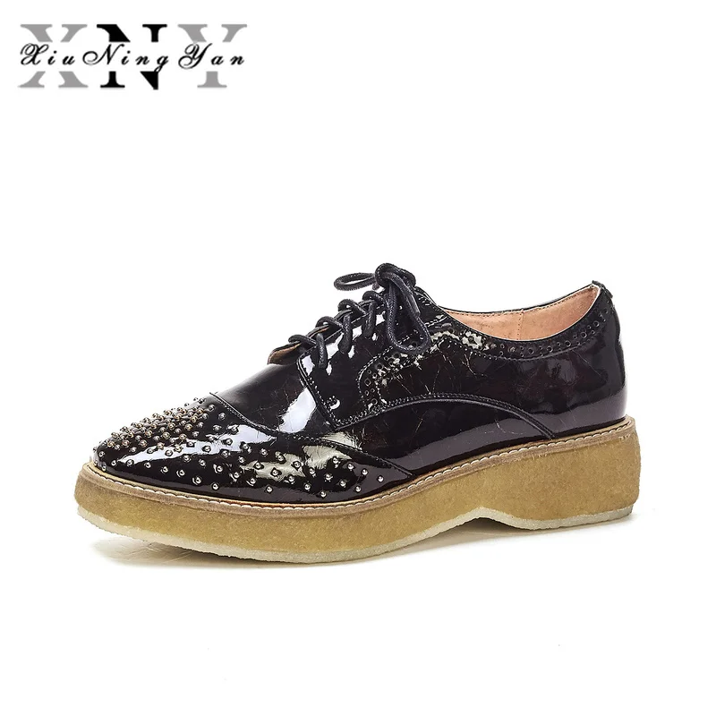 Женские туфли-оксфорды на плоской подошве из 100% натуральной кожи с заклепками