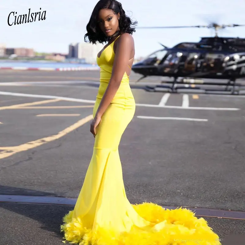 

Sexy Criss Cross Straps Open Back Mermaid Yellow Prom Dress with Feather Train V-Neck Black Girls Long Graduation Dresses