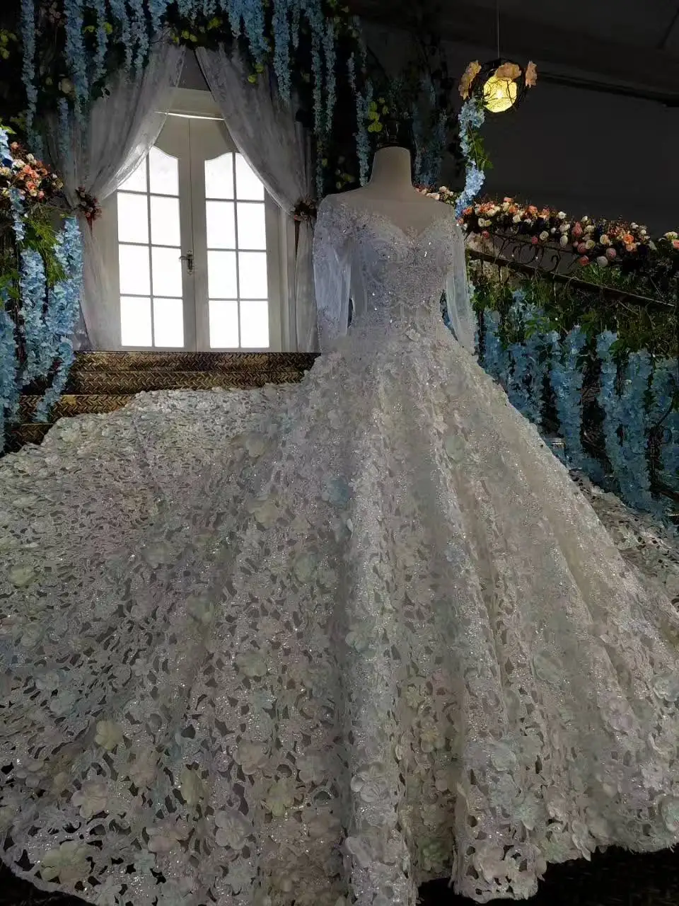 

Luxury Cathedral Train Crystal Wedding Dresses Princess Designer Wedding Gowns Satin Full Embroidered Hollow Out Skirt Ball Gown