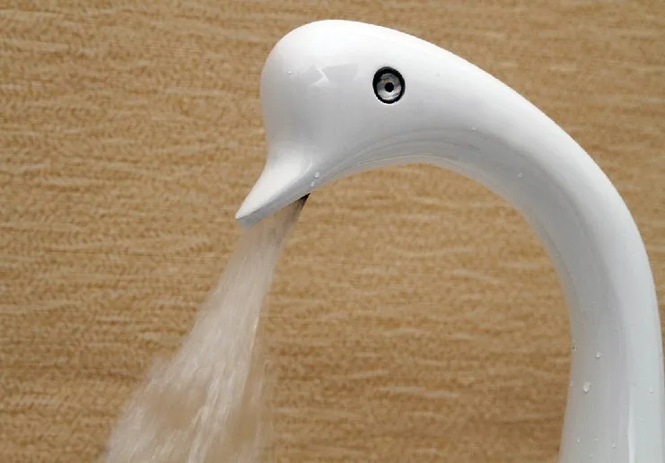 Белый окрашенный утка форма животных прилавок раковина бассейна кран смесителя