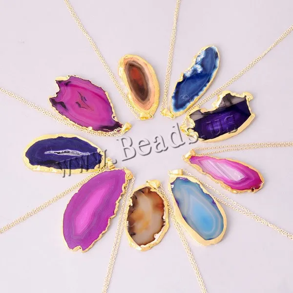 Нестандартное ожерелье из натурального камня с подвеской золотистого цвета