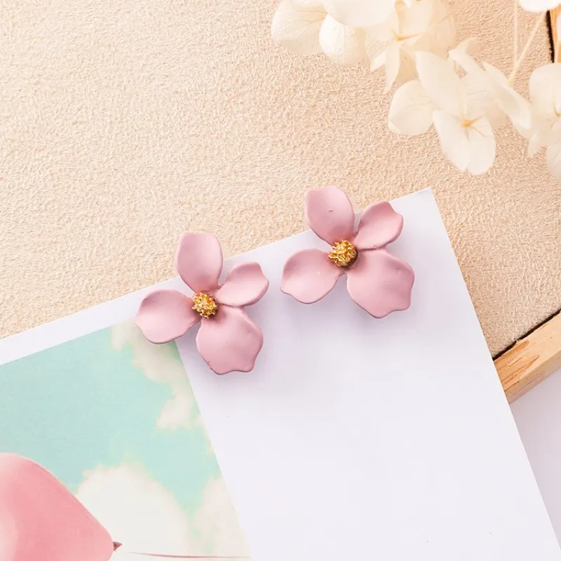 E222.Sweet woman is pure and fresh contracted bake lacquer flower irregular petal earring | Украшения и аксессуары
