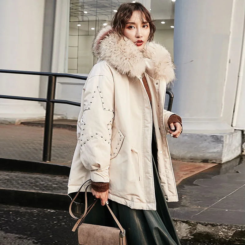 Пуховик женский белая парка с капюшоном и воротником из натурального меха енота
