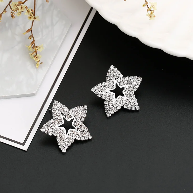 Минималистичные геометрические серьги-гвоздики с треугольной звездой со