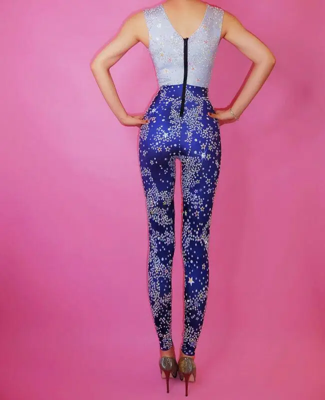 Соблазнительные блестящие разумные костюмы для празднования дня рождения