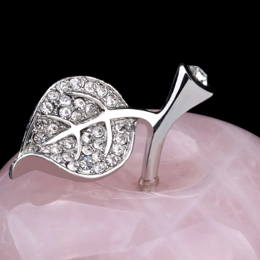 Режущая фигурка яблока из розового кварца с орнаментом сплава для декоративного