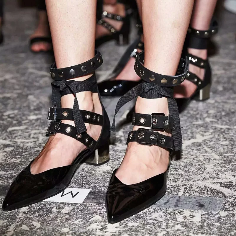 Босоножки женские с тремя ремешками и вырезами на массивном каблуке|Боссоножки