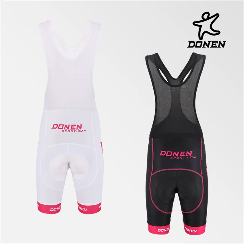 Дамский велосипедный комплект DONEN Cycling в розовой короткорукавной майке команды, с краткими шортами со шлейфами и вкладышами под гонку на велосипеде.