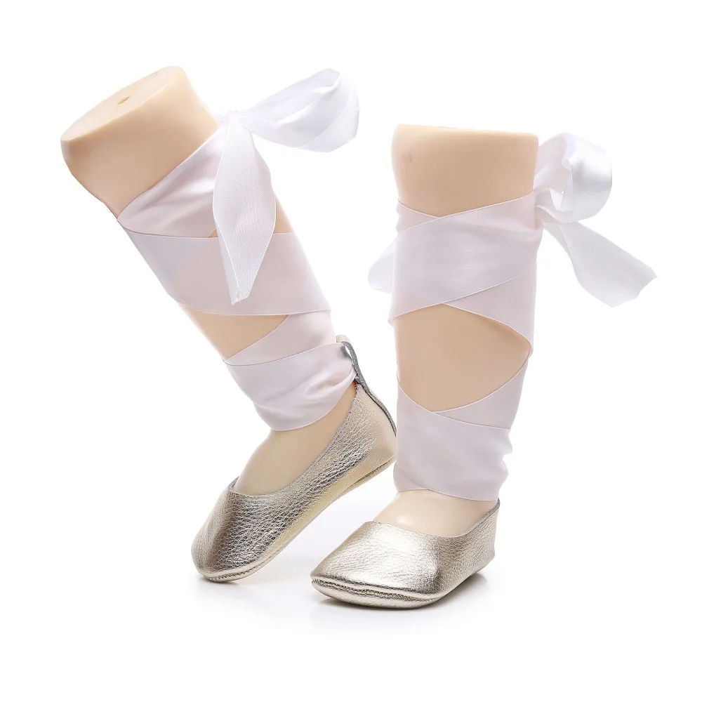 Балетные туфли для девочек мягкая обувь первых шагов с перекрестной шнуровкой