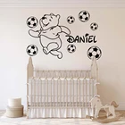 Пользовательское имя Винни-Пух Наклейка на стену на футбольный тематику детская комната персональное имя медведь животное Футбол Спортивная Настенная Наклейка Винил